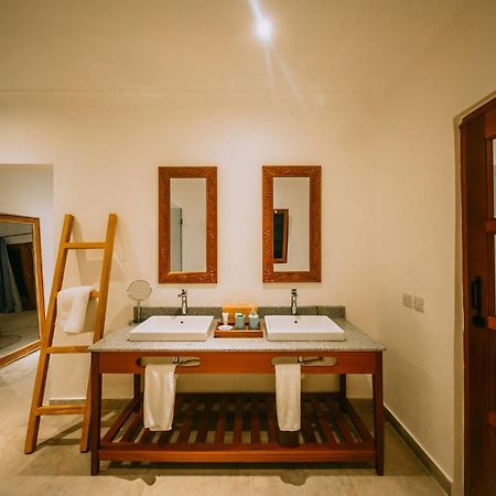 Kivuli Beach Resort Паже Екстериор снимка