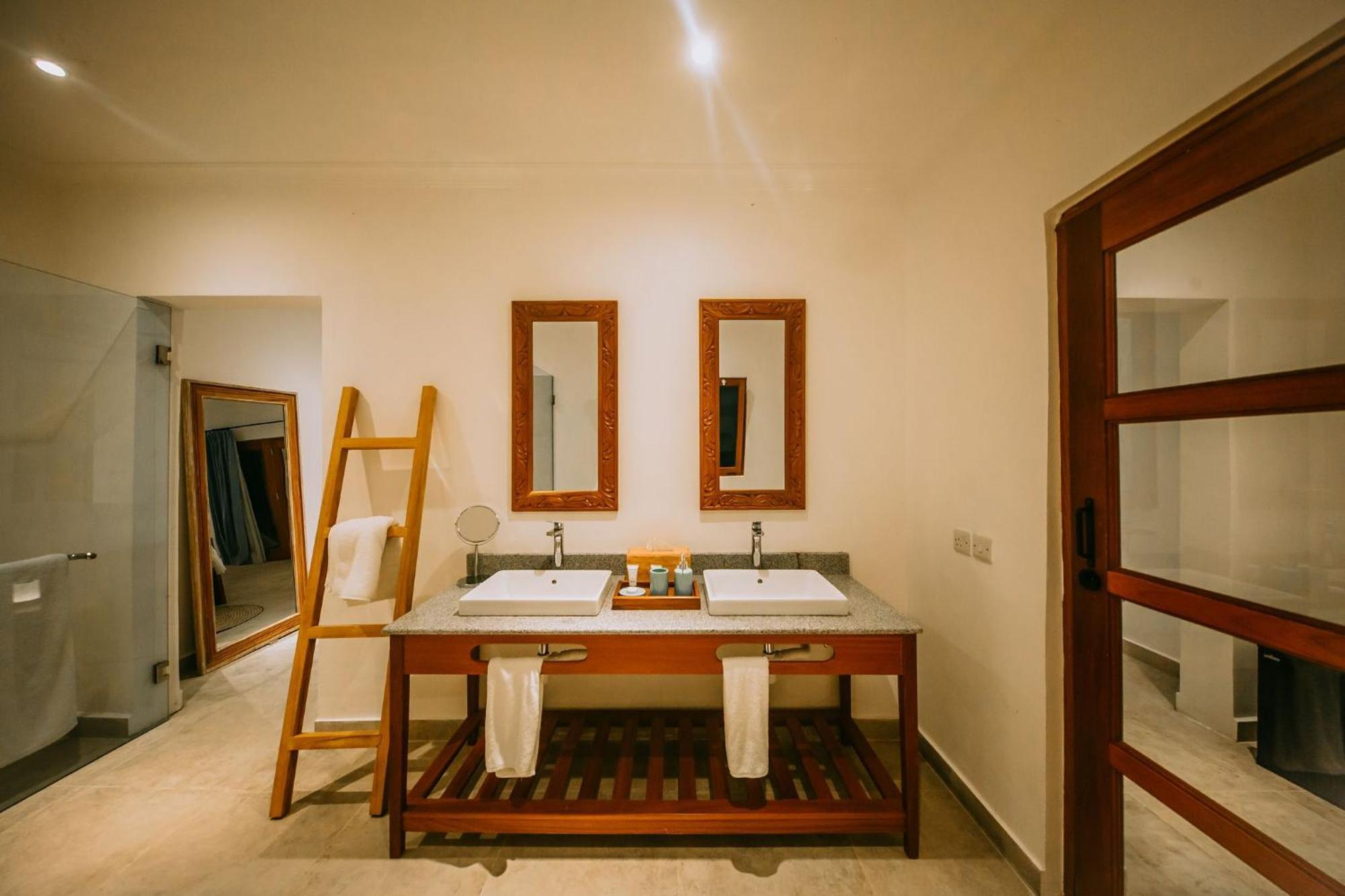 Kivuli Beach Resort Паже Екстериор снимка